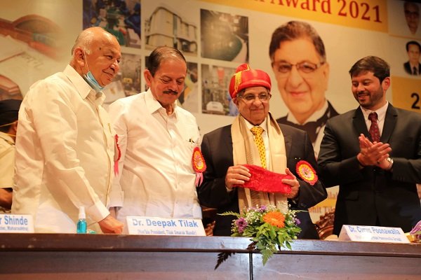 Dr. Cyrus S. Poonawalla receives Lokmanya Tilak
              National Award