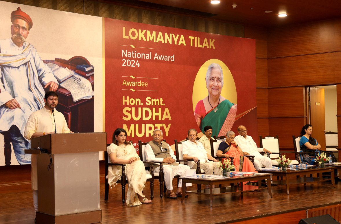 Rohit Tilak giving Lokmanya Tilak National Award to Sudha Murthi