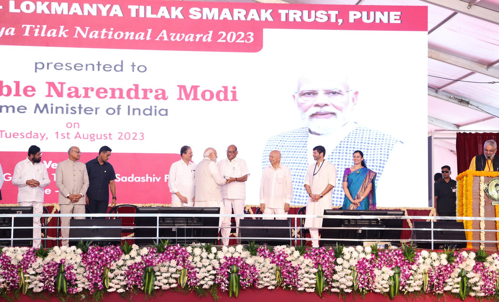 Rohit Tilak with PM Modi in Lokmanya Tilak National Award